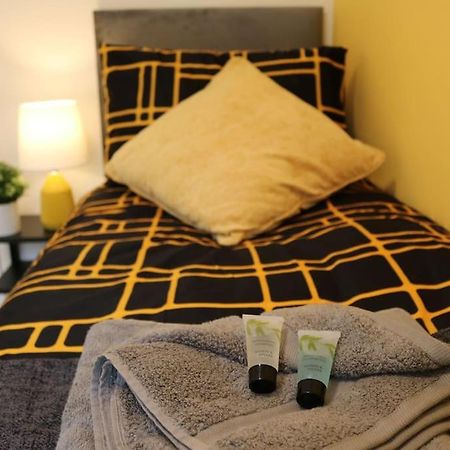 Elegant Room In Stylish House Milton Keynes Esterno foto