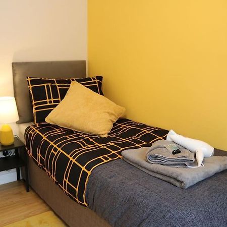 Elegant Room In Stylish House Milton Keynes Esterno foto