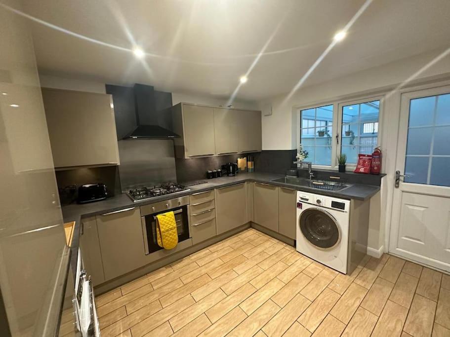 Elegant Room In Stylish House Milton Keynes Esterno foto