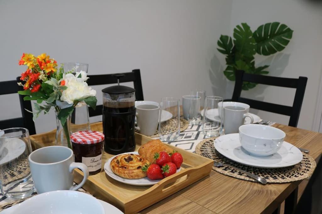 Elegant Room In Stylish House Milton Keynes Esterno foto