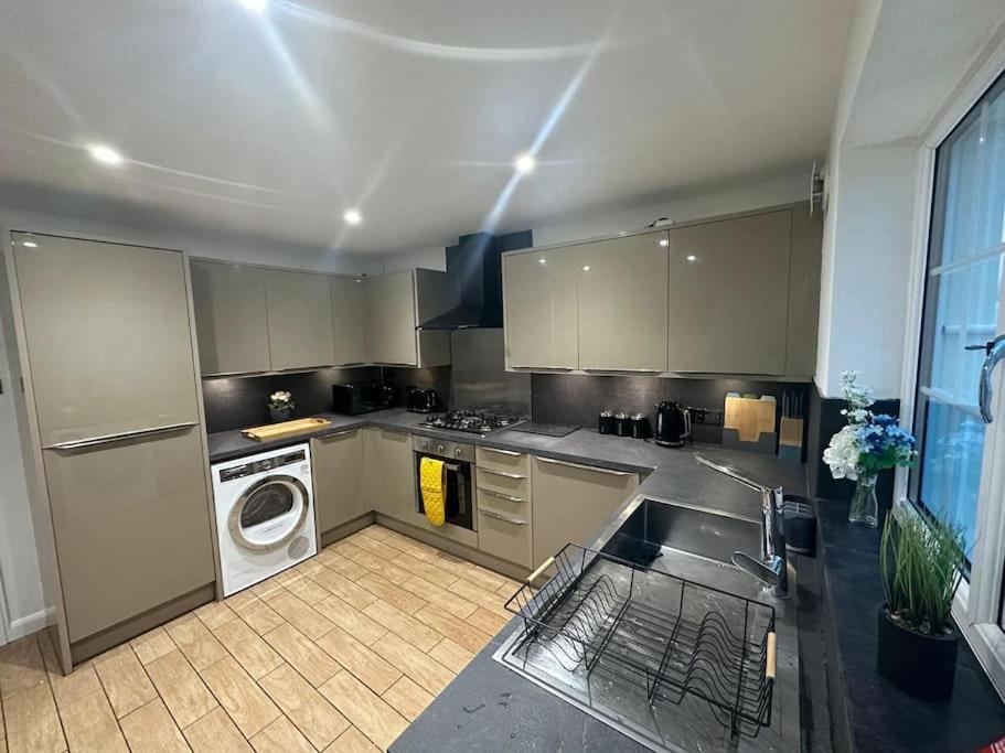 Elegant Room In Stylish House Milton Keynes Esterno foto