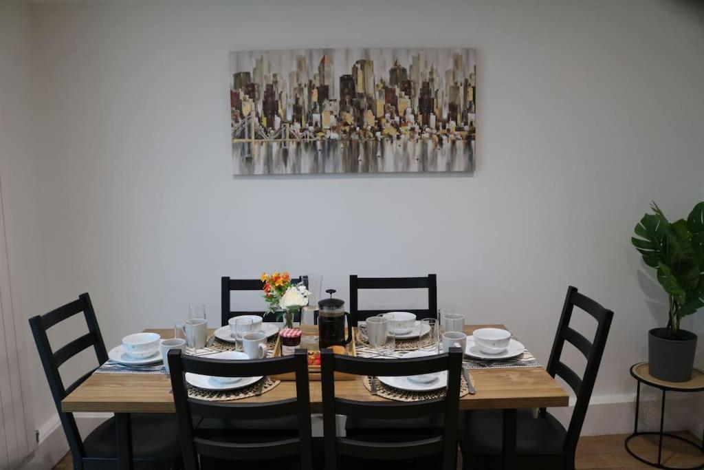 Elegant Room In Stylish House Milton Keynes Esterno foto