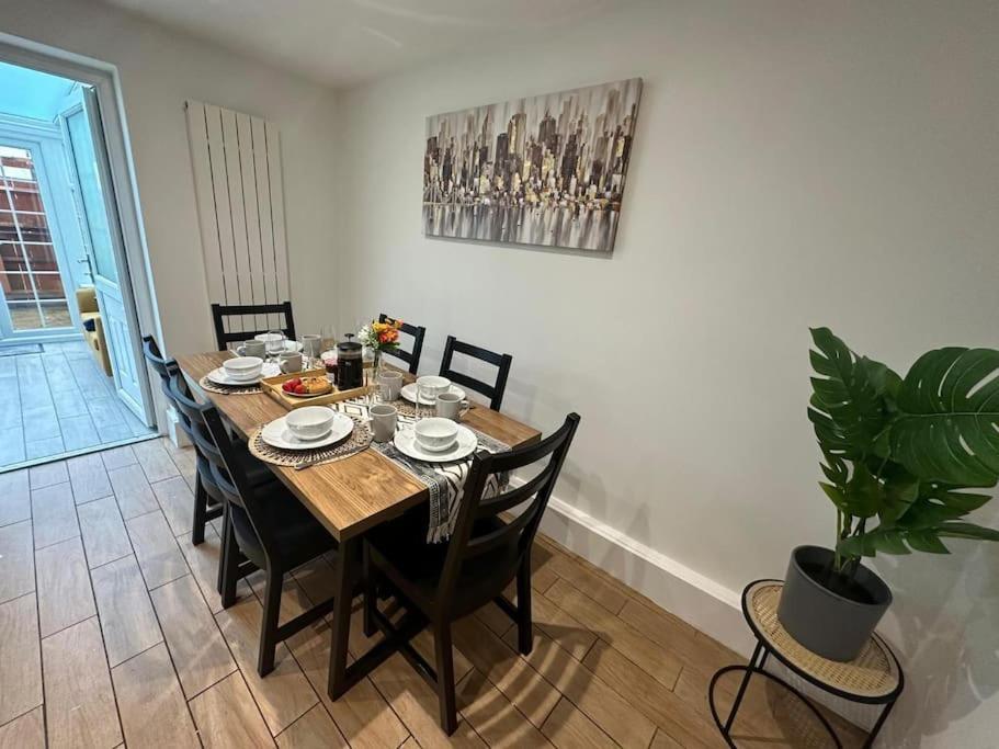 Elegant Room In Stylish House Milton Keynes Esterno foto