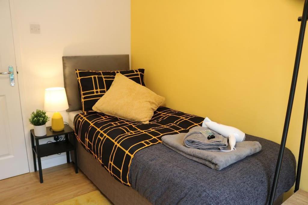 Elegant Room In Stylish House Milton Keynes Esterno foto